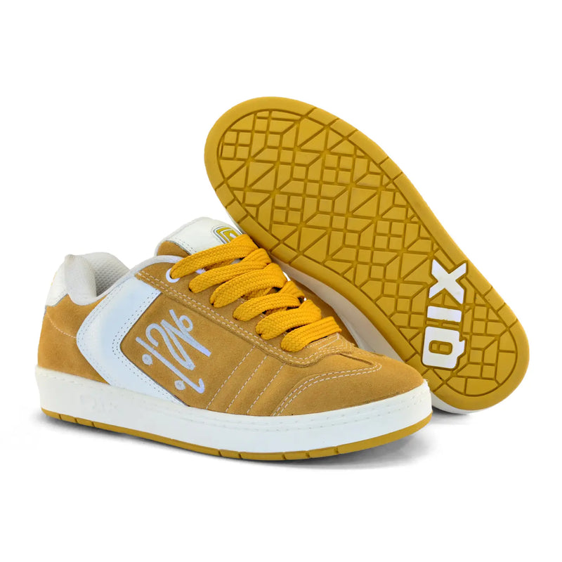Tênis mostarda e branco da qix com opção de cadarço em amarelo.