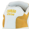 Parte de trás do tênis mostarda e branco da qix, com escrita bordada em amarelo "Chorão eterno".