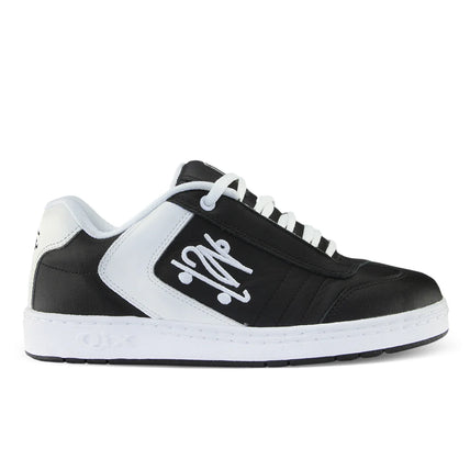 Tênis preto e branco da qix com arte de boneco andando de skate na lateral e cadarços brancos.