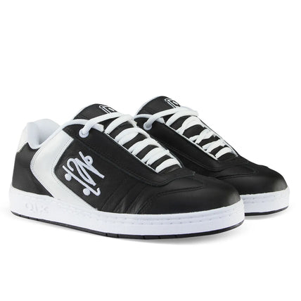 Par de tênis da qix, modelo preto com detalhes em branco.