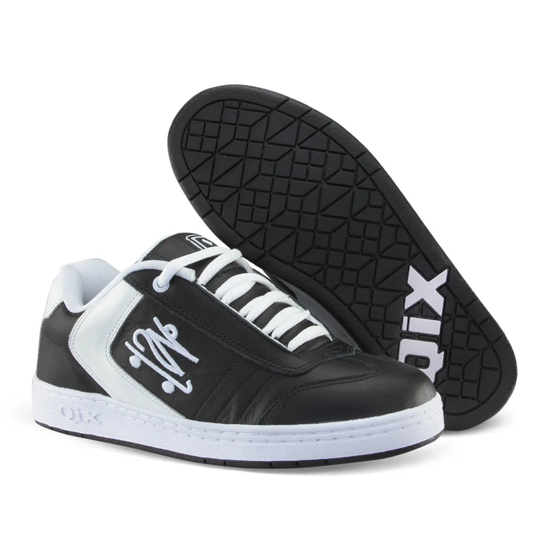 Sola do tênis em preto com detalhe "QIX" em branco.