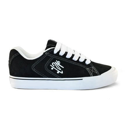 Tênis preto com costuras brancas e boneco andando de skate bordado na lateral.