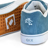 Imagem detalhada da parte de trás do tênis qix azul lavado.