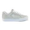 Tênis qix branco com detalhe de boneco andando de skate bordado na lateral.