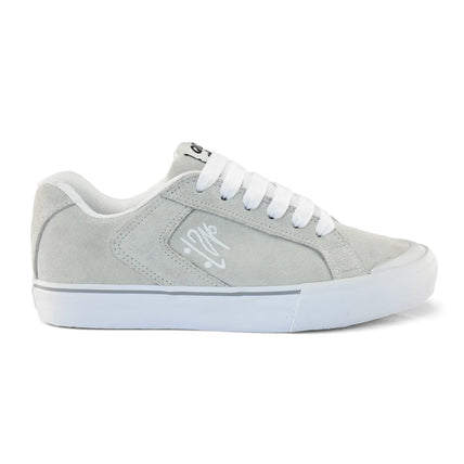 Tênis qix branco com detalhe de boneco andando de skate bordado na lateral.