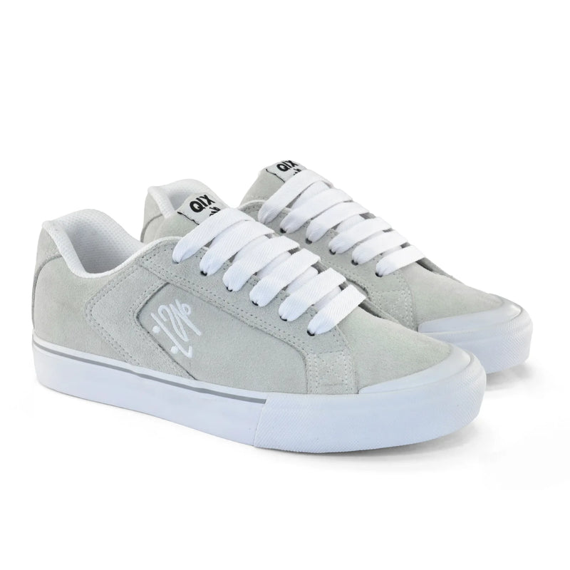 Par de tênis qix branco com listra cinza na parte lateral do solado e boneco bordado em branco.