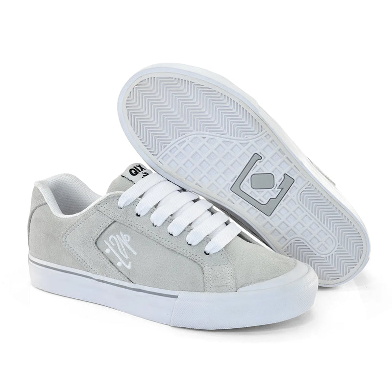 Sola do tênis qix branco com logo da marca em cinza.