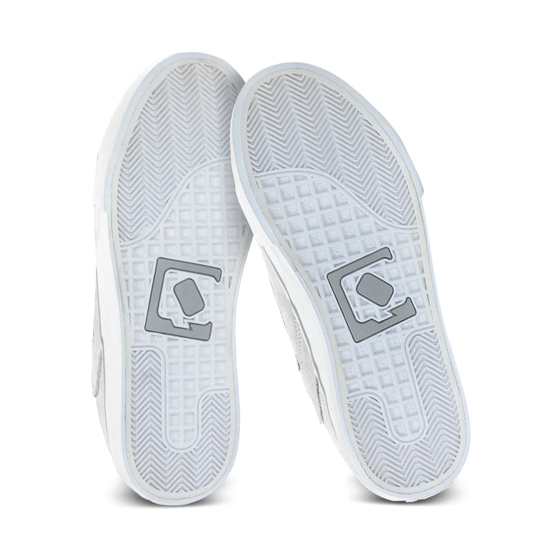 Sola do tênis branco da qix com logo da marca em cinza.