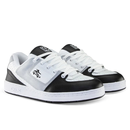 Par de tênis qix Chorão park com detalhes em preto e cinza e cadarços brancos.