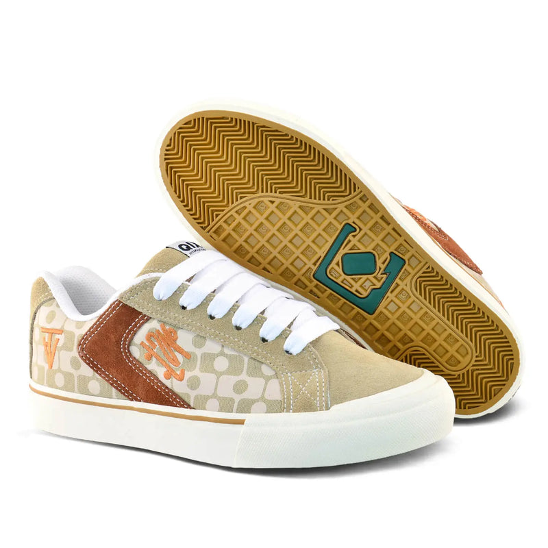 Tênis qix Chorão park com camurça, artes bordadas em laranja e sola amarelada com detalhe em verde de logo da marca.