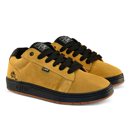 Par de tênis qix Chorão park pro model Allan Mesquita na cor mostarda com detalhes e cadarços em preto.