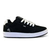 Tênis preto e branco da qix pequeno boneco andando de skate bordado e solado lateral na cor branca.