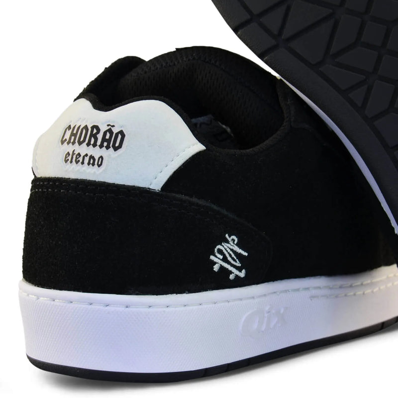 Parte de trás do tênis qix Chorão park pro model, com escrita "Chorão Eterno".