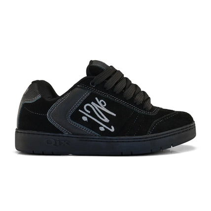 Tênis preto skate da qix com boneco bordado na lateral.