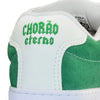 Parte de trás do tênis qix verde com escrita "Chorão eterno".