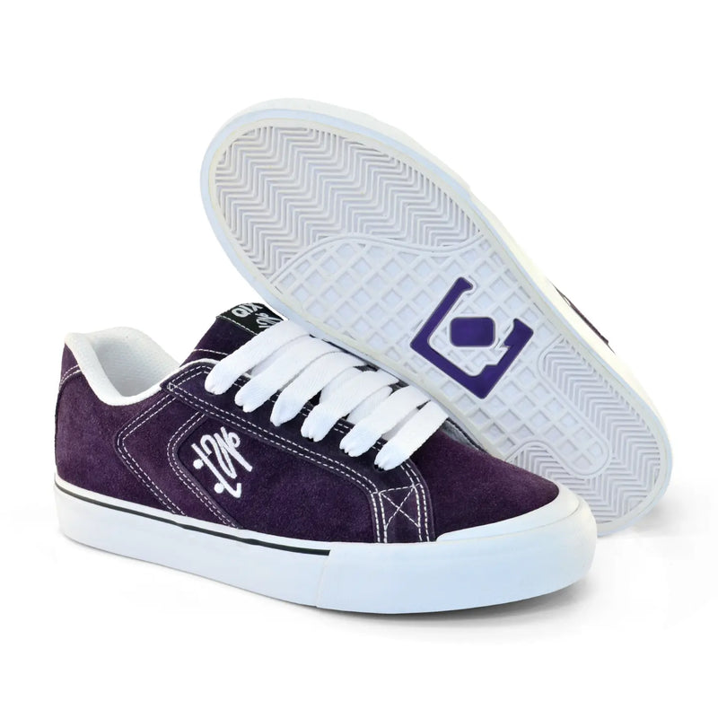 Par de tênis uca da qix com sola branca e detalhe de logo da marca em roxo.